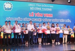 Ông Vũ Ngọc Tuấn Anh - Phó GĐ TT Khuyến công và TVPTCN  và Bà Nguyễn Thị Huy Giang - Phó Trưởng Ban Thi đua khen thưởng tỉnh Đồng Nai lê trao tăng bằng khen và chup hình lưu niêm với thở giỏi năm 2023