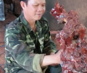 NGHỀ ĐIÊU KHẮC GỖ MỸ NGHỆ ĐỐI VỚI NGHỆ NHÂN ƯU TÚ ĐẶNG CÔNG LỘC: “ĐẾN LÀ DUYÊN, GÌN GIỮ NGHỀ  LÀ TÂM HUYẾT CẢ ĐỜI”