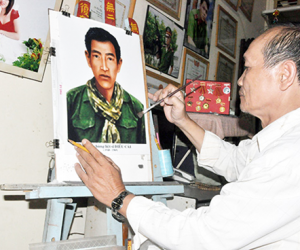 TÀI HOA CỦA NGƯỜI HỌA SỸ VẼ TRANH TRONG CHAI.
