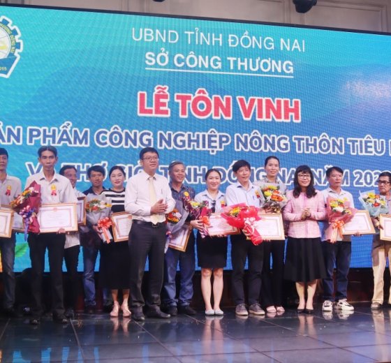 Ông Vũ Ngọc Tuấn Anh - Phó GĐ TT Khuyến công và TVPTCN  và Bà Nguyễn Thị Huy Giang - Phó Trưởng Ban Thi đua khen thưởng tỉnh Đồng Nai lê trao tăng bằng khen và chup hình lưu niêm với thở giỏi năm 2023